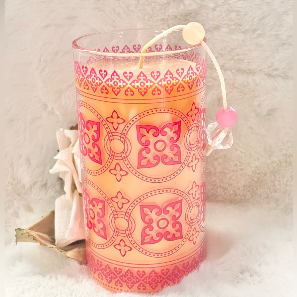 New with tags GORGEOUS MANDARIN CITRUS CANDLE SMELLS AMAZING! Orange with Red
